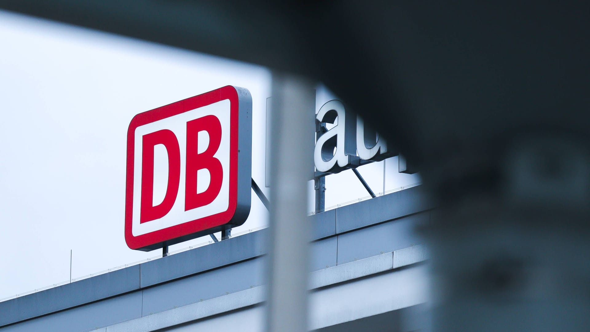 Ein DB-Schild auf einem Bahnhof: Derzeit ist eine Phishing-Mail im Namen der Bahn im Umlauf.