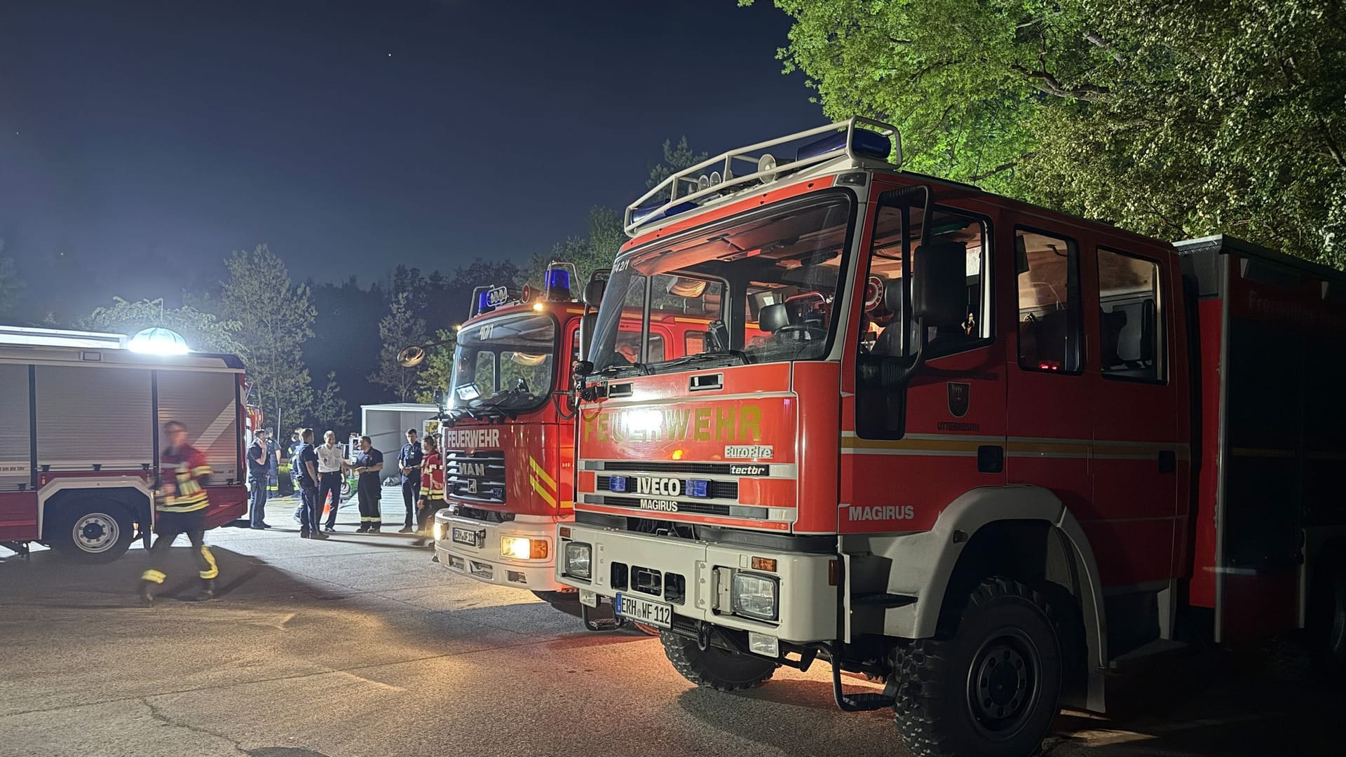 Feuerwehrfahrzeuge vor Ort: Das Einsatzende war zunächst nicht absehbar.