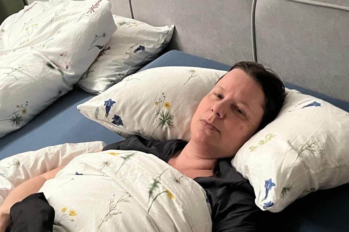 Birgit ist ans Haus gebunden und verbringt ihren Alltag meistens im Bett.