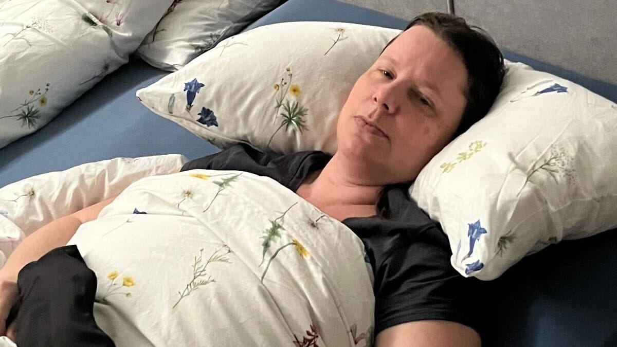 Birgit ist ans Haus gebunden und verbringt ihren Alltag meistens im Bett. Birgit ist ans Haus gebunden und verbringt ihren Alltag meistens im Bett.