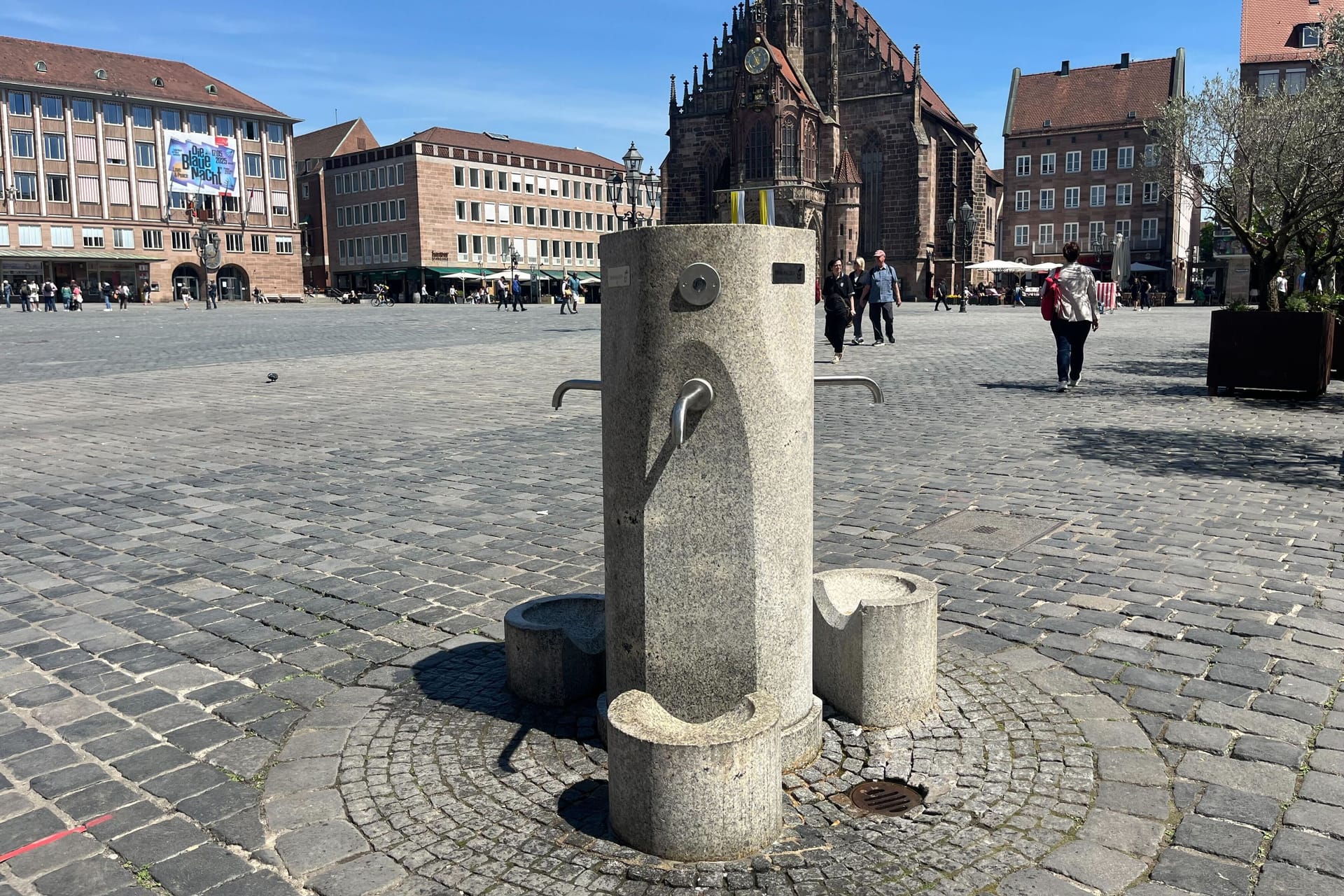 Der umgebaute Yoshimi-Hashimoto-Brunnen am Nürnberger Hauptmarkt: Er spendet jetzt kostenloses Trinkwasser und ist damit Teil des städtischen Hitzeschutzplans.