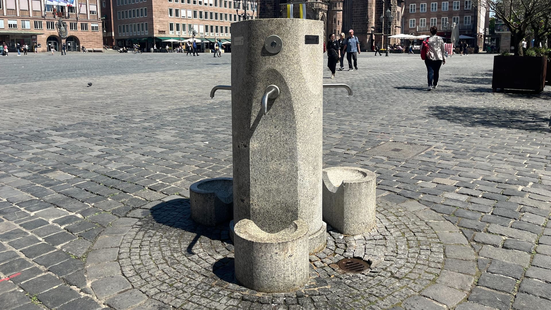 Der umgebaute Yoshimi-Hashimoto-Brunnen am Nürnberger Hauptmarkt: Er spendet jetzt kostenloses Trinkwasser und ist damit Teil des städtischen Hitzeschutzplans. Der umgebaute Yoshimi-Hashimoto-Brunnen am Nürnberger Hauptmarkt: Er spendet jetzt kostenloses Trinkwasser und ist damit Teil des städtischen Hitzeschutzplans.