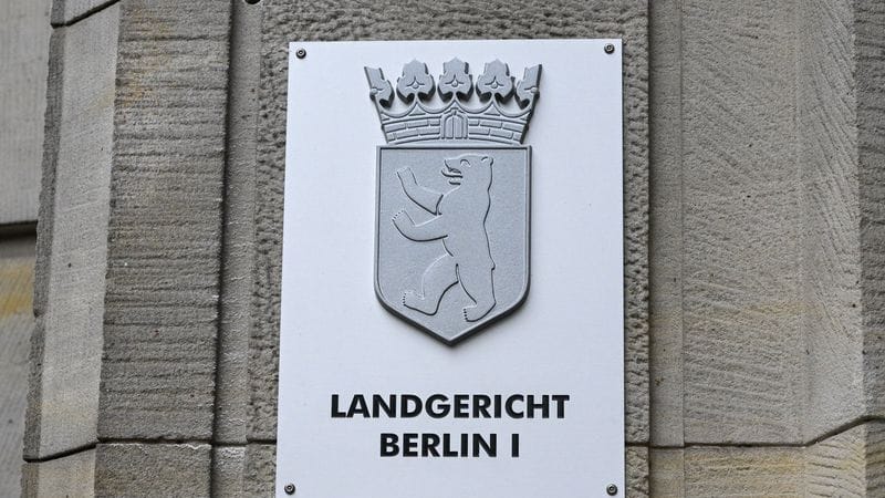 Ein Schild weist auf das Landgericht Berlin an der Fassade zum Kriminalgericht Moabit in der Turmstraße hin. (zu dpa: «Tödlicher Raub mit Betäubung: Haftstrafen für vier Frauen»)