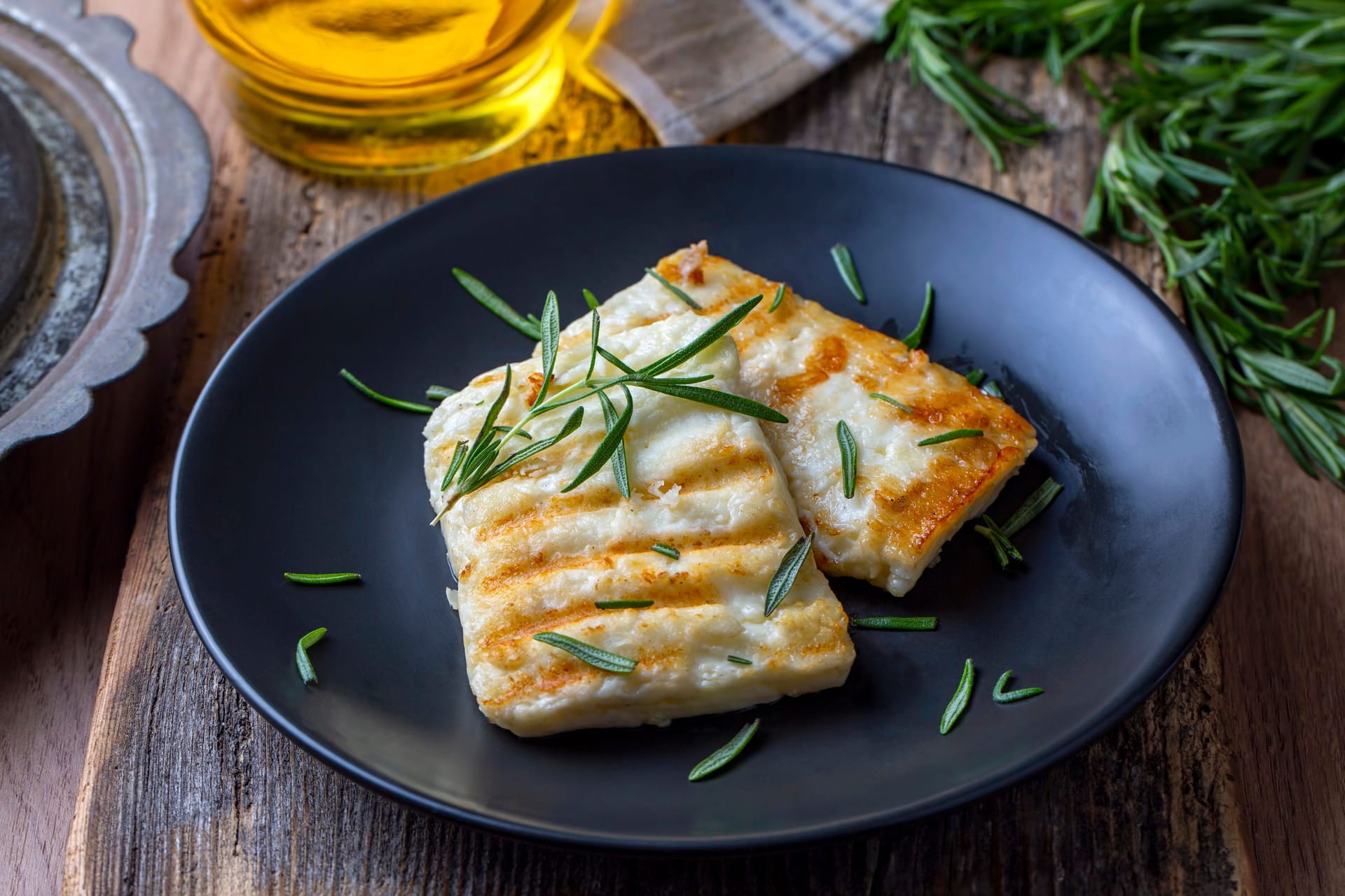 Grilled halloumi cheese. Fried halloumi cheese.