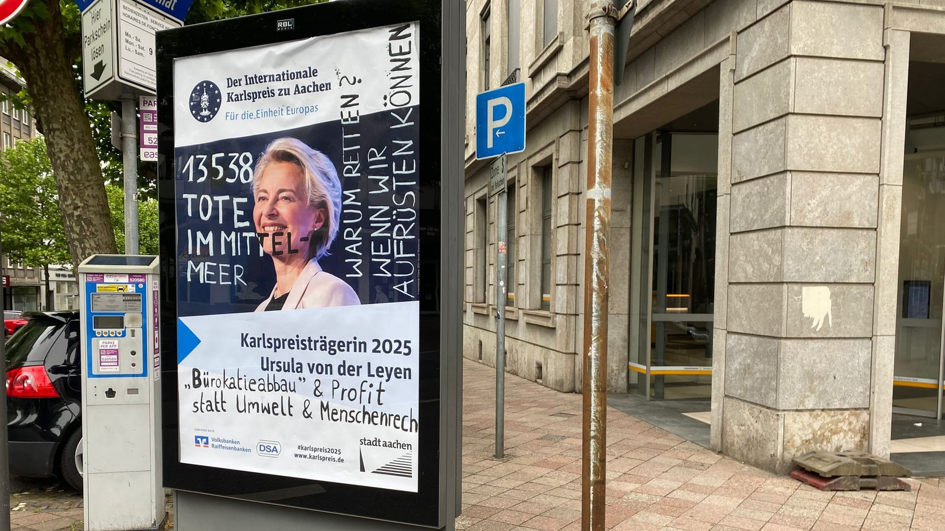Ein Ankündigungsplakat des Karlspreises wurde überschmiert.
