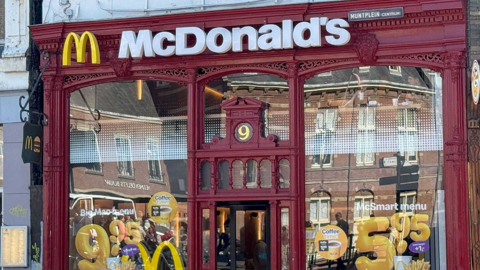 Eine McDonalds-Filiale in den Niederlanden. Das US-Unternehmen spürt bereits negative Auswirkungen der Trumpschen Zollankündigungen.