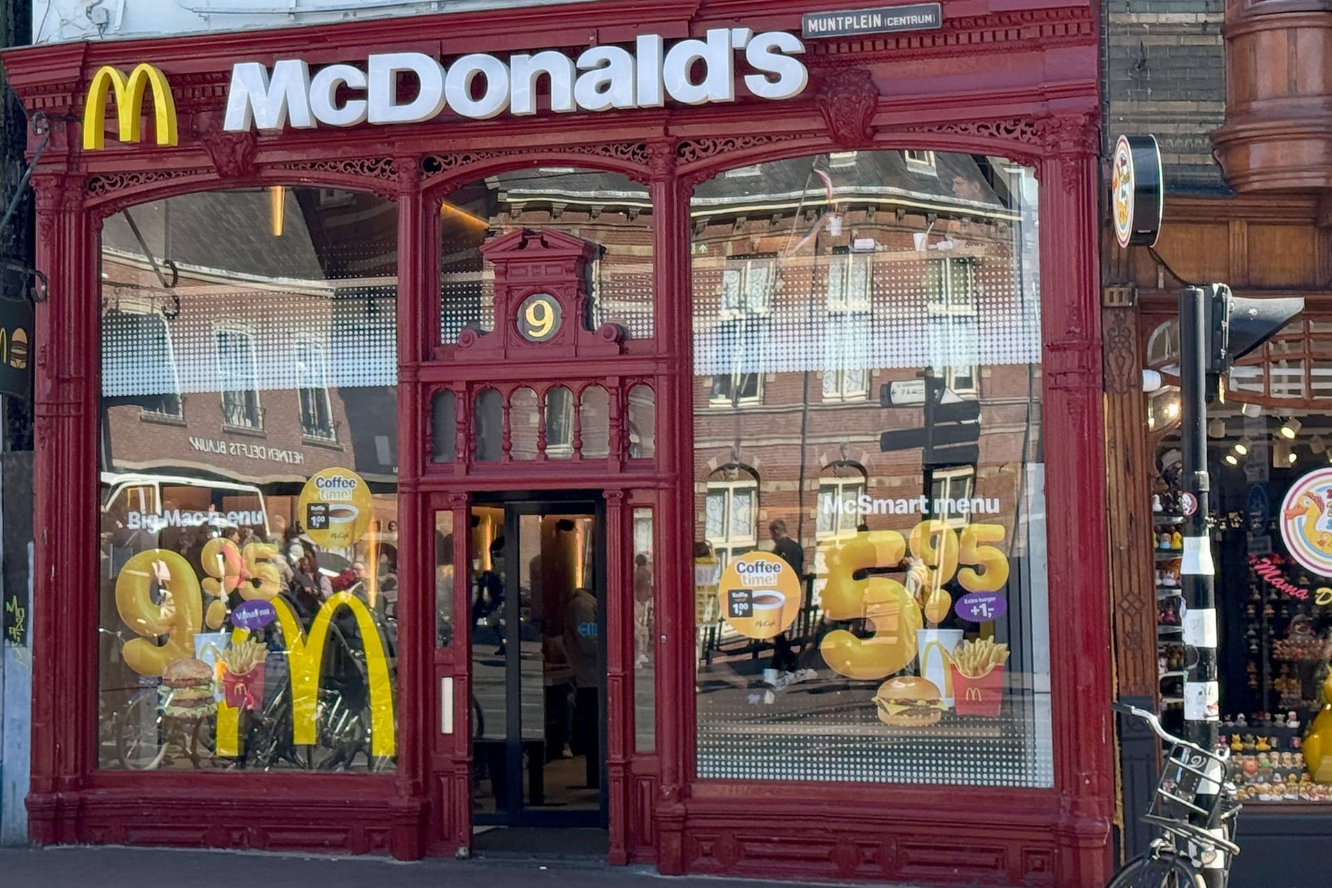 Eine McDonalds-Filiale in den Niederlanden. Das US-Unternehmen spürt bereits negative Auswirkungen der Trumpschen Zollankündigungen.