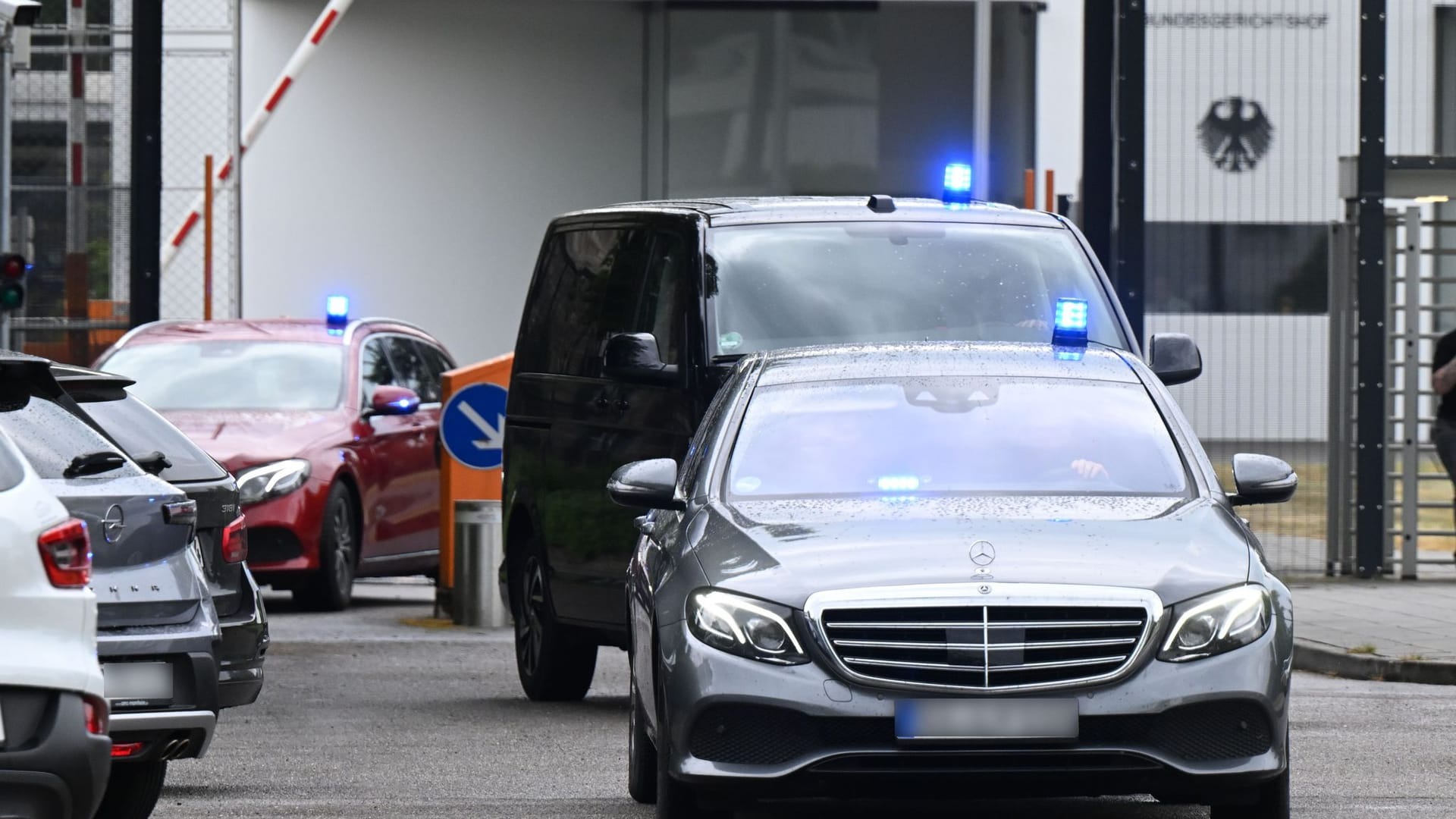 Mutmaßliche rechte Terrorzelle: Junge Männer festgenommen Mutmaßliche rechte Terrorzelle: Junge Männer festgenommen