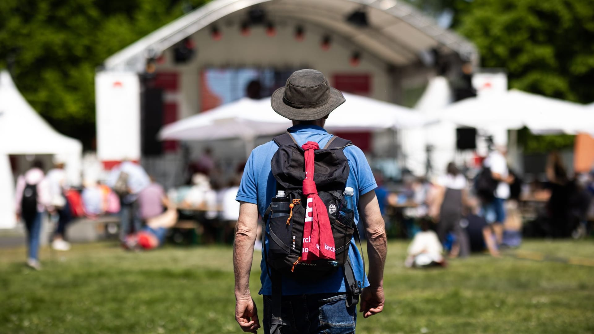 Ein Besucher geht beim Deutschen Evangelischen Kirchentag über das Messegelände. (Symbolfoto)