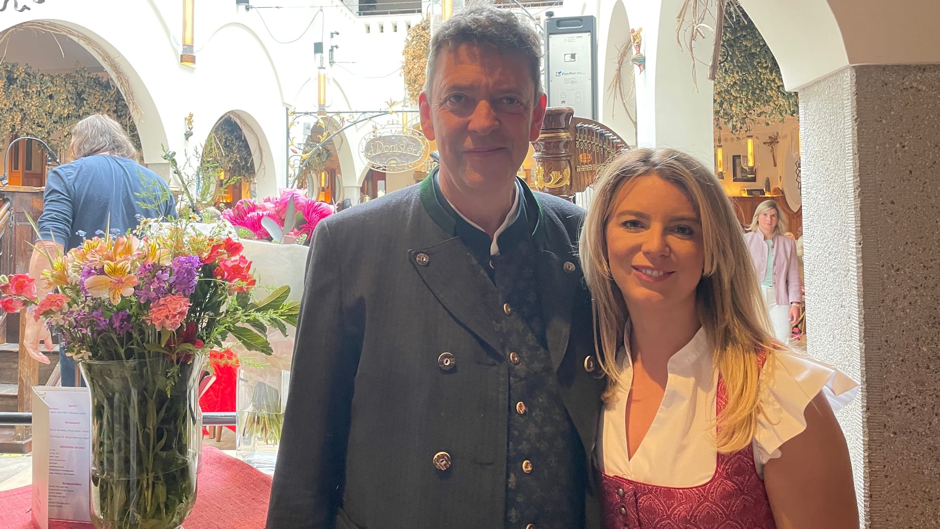 Wirt Peter Reichert und seine Verlobte Franziska Kohlpaintner: "Wir servieren heute Spargel, weil sich den viele hier nicht selbst leisten können", so Kohlpaintner.