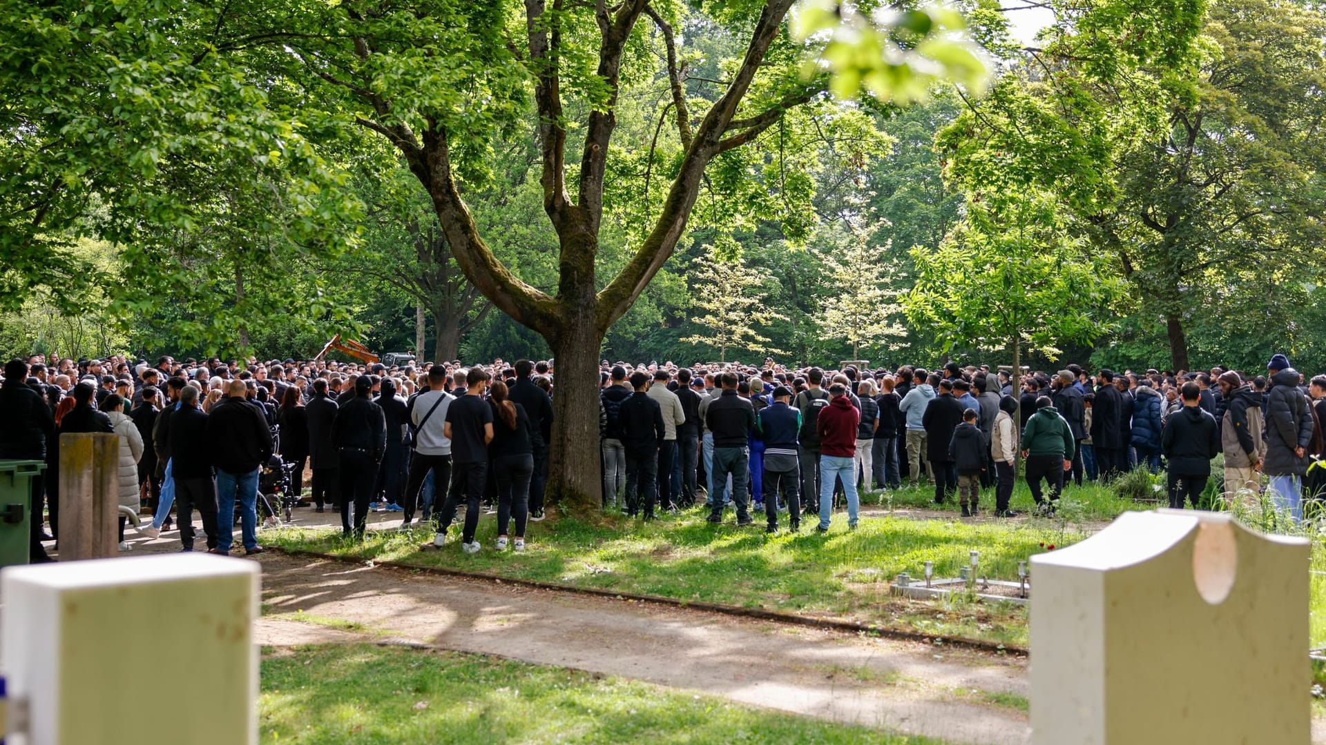 Zahlreiche Trauernde nehmen an der Beisetzung des Rappers Xatar auf dem Nordfriedhof teil. Der schillernde Rapper Xatar war überraschend mit 43 Jahren gestorben.