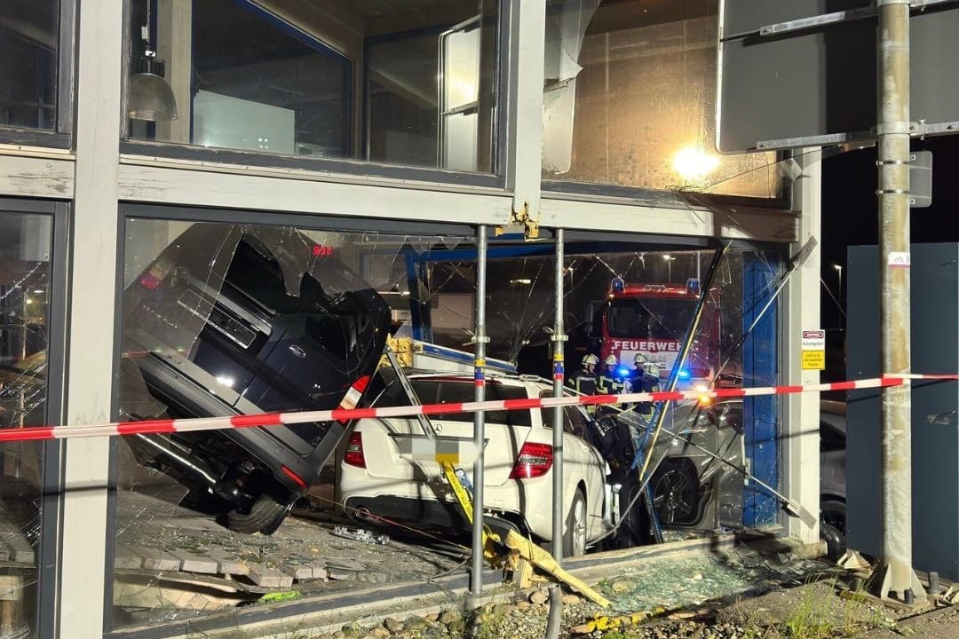 Foto der Feuerwehr St. Georgen: Der Mercedes riss einen Stützbalken des Autohauses weg.