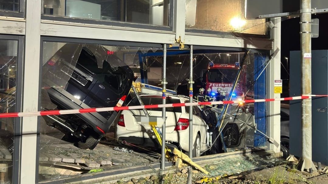 Foto der Feuerwehr St. Georgen: Der Mercedes riss einen Stützbalken des Autohauses weg.