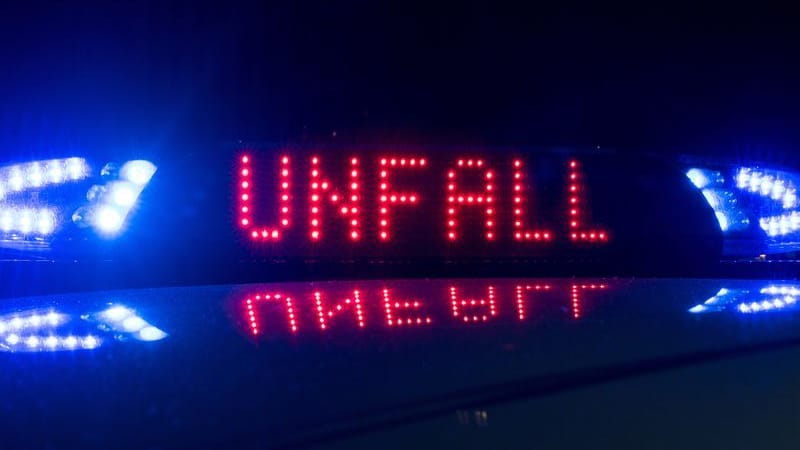 ARCHIV - 30.06.2018, Sachsen, Dresden: Das Blaulicht auf einem Fahrzeug der Polizei leuchtet in der Dunkelheit, während auf dem Display der Hinweis "Unfall" zu lesen ist. (zu dpa: «Mann stirbt bei schwerem Unfall auf der A17 bei Dresden») Foto: Monika Skolimowska/dpa-Zentralbild/dpa