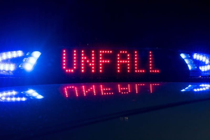 ARCHIV - 30.06.2018, Sachsen, Dresden: Das Blaulicht auf einem Fahrzeug der Polizei leuchtet in der Dunkelheit, während auf dem Display der Hinweis "Unfall" zu lesen ist. (zu dpa: «Mann stirbt bei schwerem Unfall auf der A17 bei Dresden») Foto: Monika Skolimowska/dpa-Zentralbild/dpa