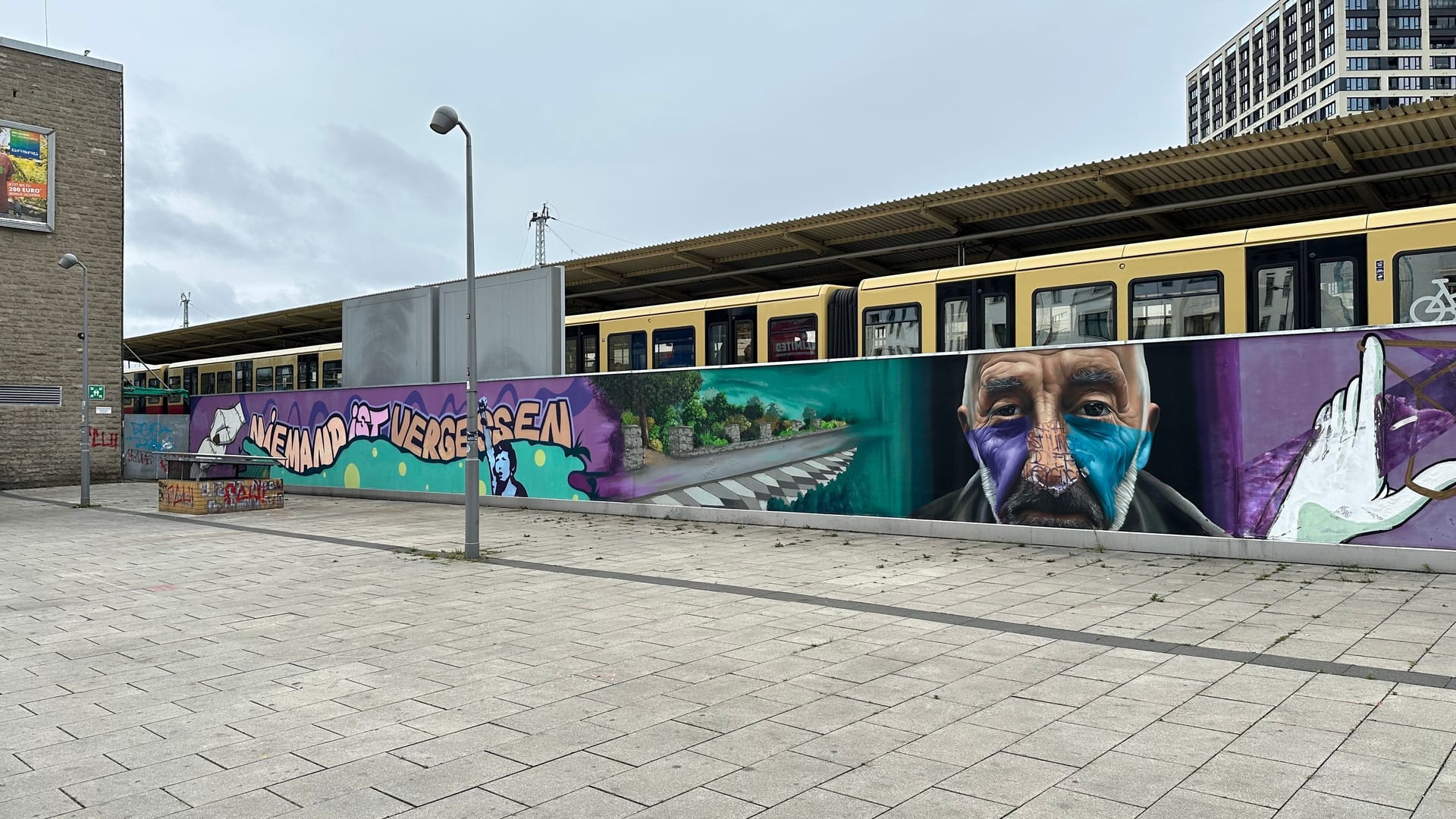 Graffiti am Bahnhof Lichtenberg: Das Wandgemälde prangt dort seit dem Jahr 2023.