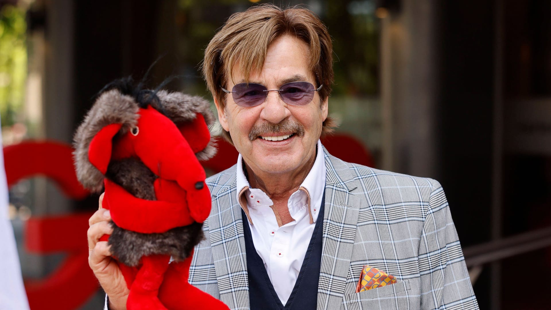 Jörg Draeger mit dem „Zonk“ (Archivbild): Mit der Kultfigur wurde er bei "Geh aufs Ganze" zur TV-Legende.
