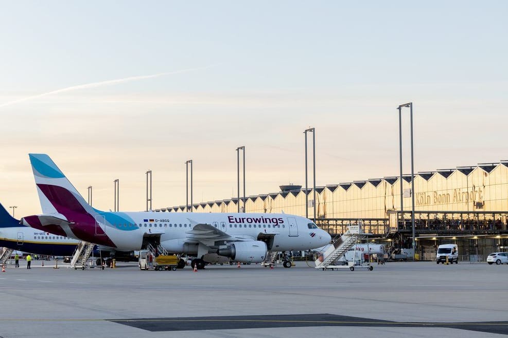 Eine Maschine der Airline Eurowings steht am Flughafen Köln/ Bonn: Eurowings steuert ab sofort neue Flugziele an.