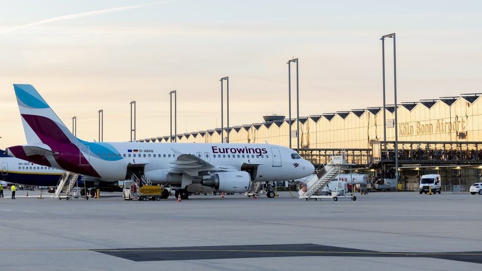 Eine Maschine der Airline Eurowings steht am Flughafen Köln/ Bonn: Eurowings steuert ab sofort neue Flugziele an.