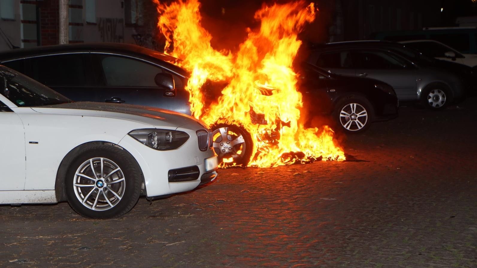Ein brennendes Auto in Neukölln: Die Höhe des Sachschadens ist nicht bekannt.