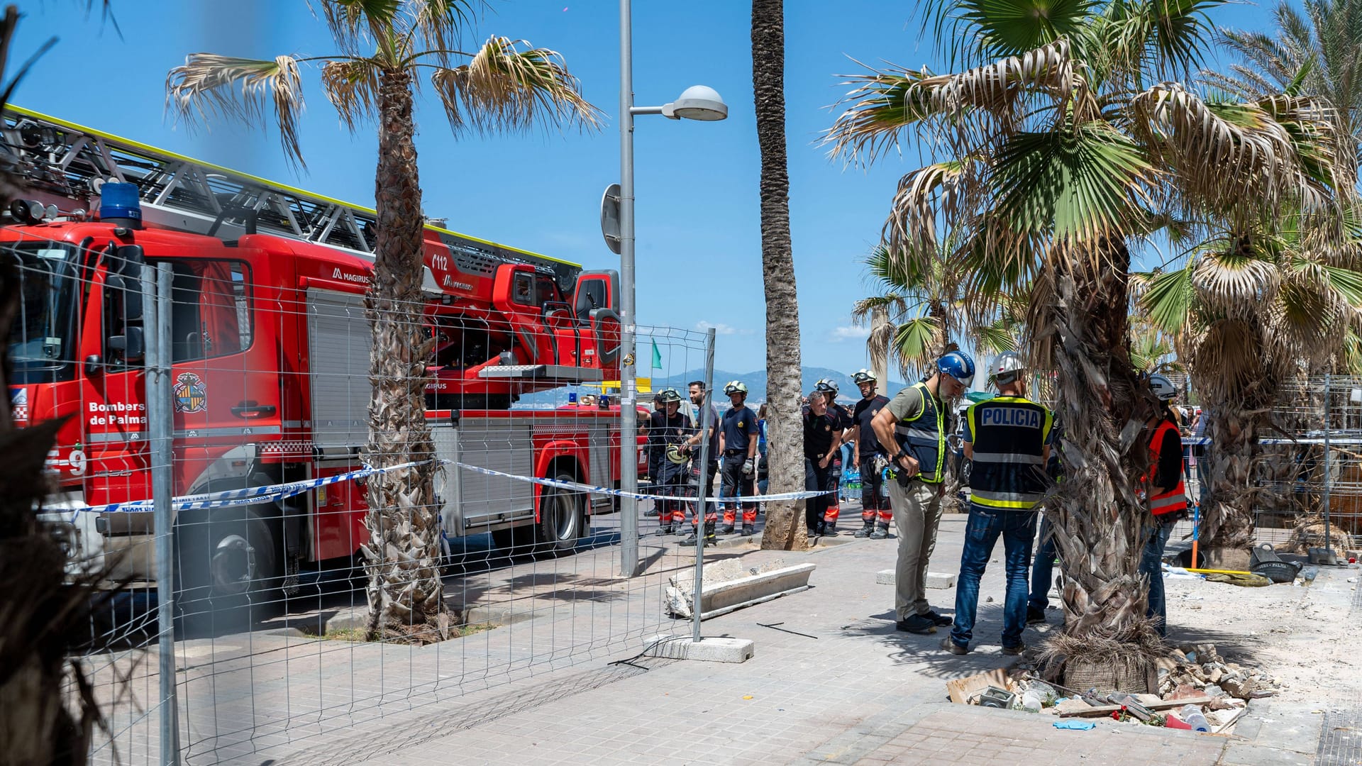 Feuerwehrleute sind auf Mallorca im Einsatz (Symbolbild): Im Kultlokal "Deutsches Eck" ist ein Feuer ausgebrochen.