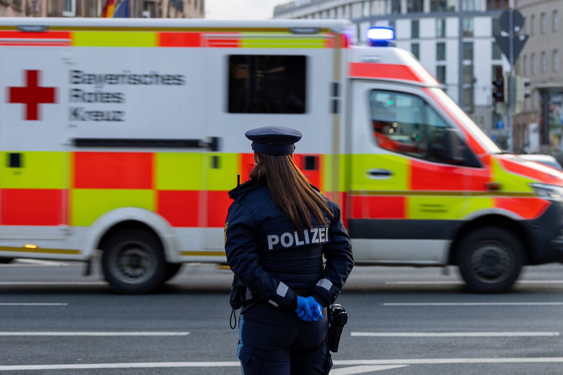 Ein Krankenwagen in Nürnberg (Archivbild): Beide Frauen kamen zu Behandlung in eine Klinik.