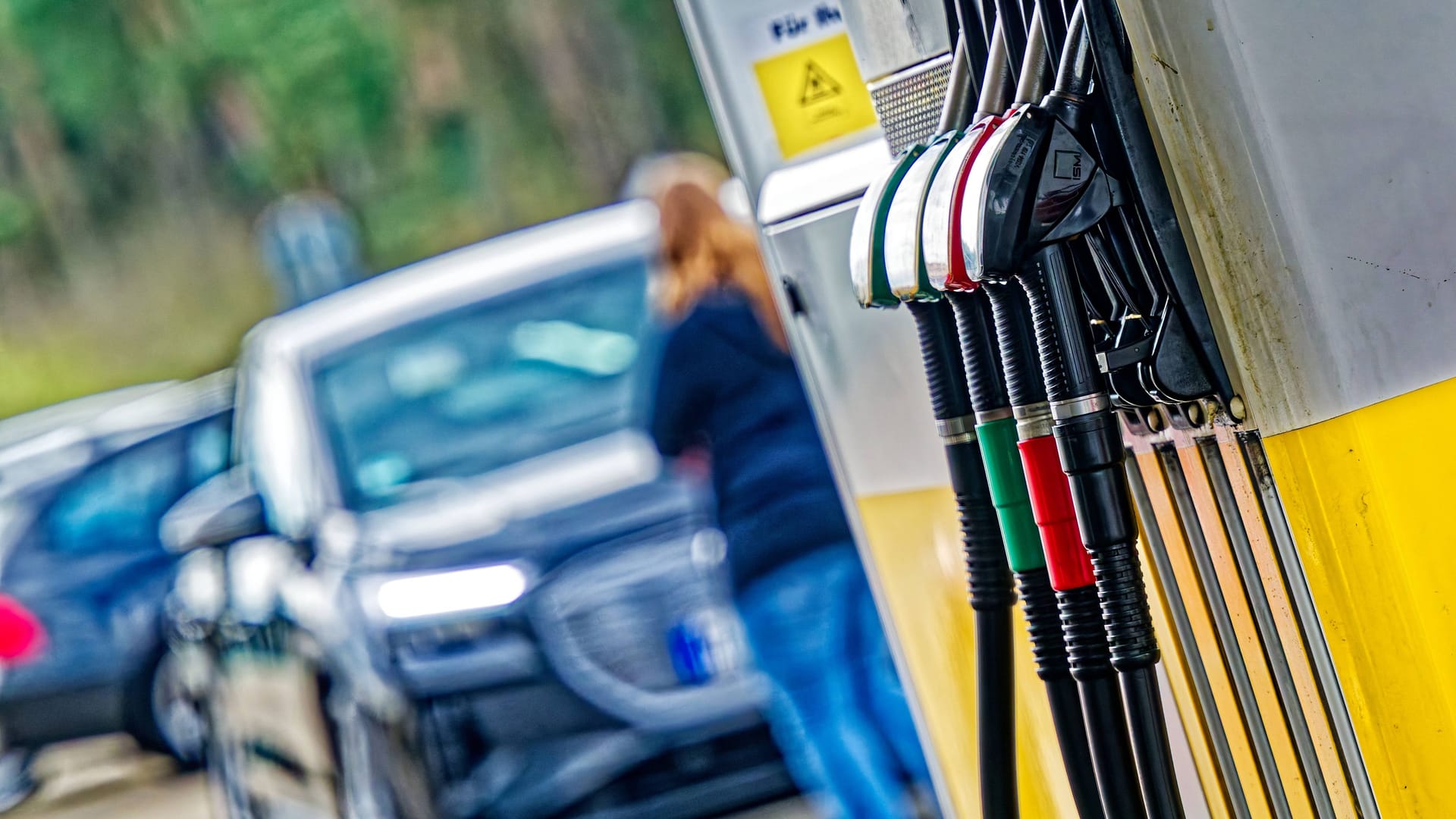 Früher allgegenwärtig, heute seltener: Die Zahl der Tankstellen sinkt – langsam, aber stetig.