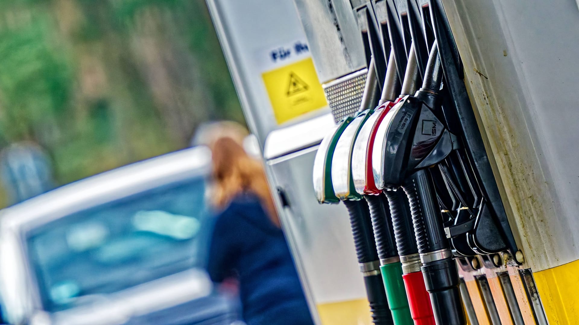 Früher allgegenwärtig, heute seltener: Die Zahl der Tankstellen sinkt – langsam, aber stetig.