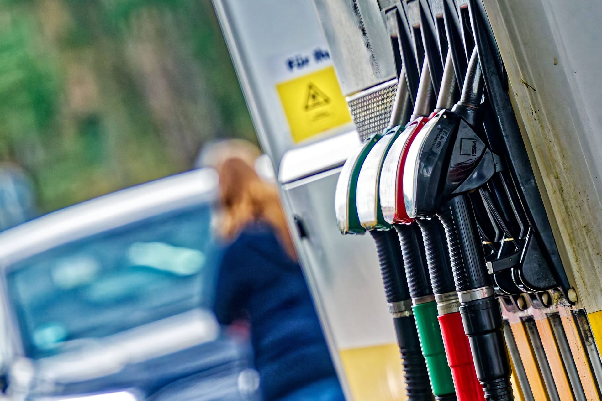 Früher allgegenwärtig, heute seltener: Die Zahl der Tankstellen sinkt – langsam, aber stetig.