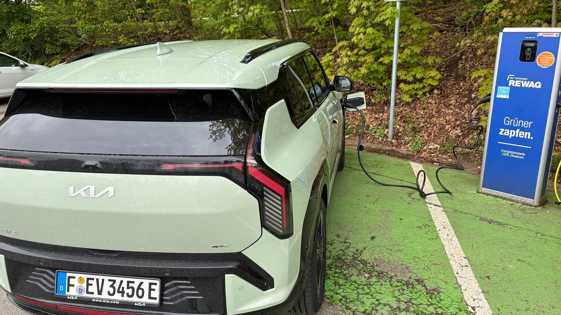 Ladepause: Beim Stopp an der Walhalla bei Regensburg zapfte der EV3 Strom an einer 11-kW-Säule.