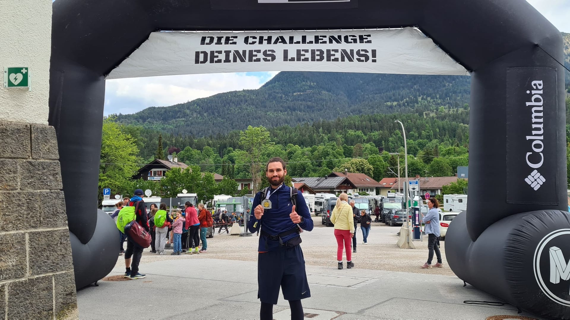 Endlich angekommen: Redakteur Sven Sartison im Ziel des Megamarschs von München nach Garmisch-Partenkirchen.