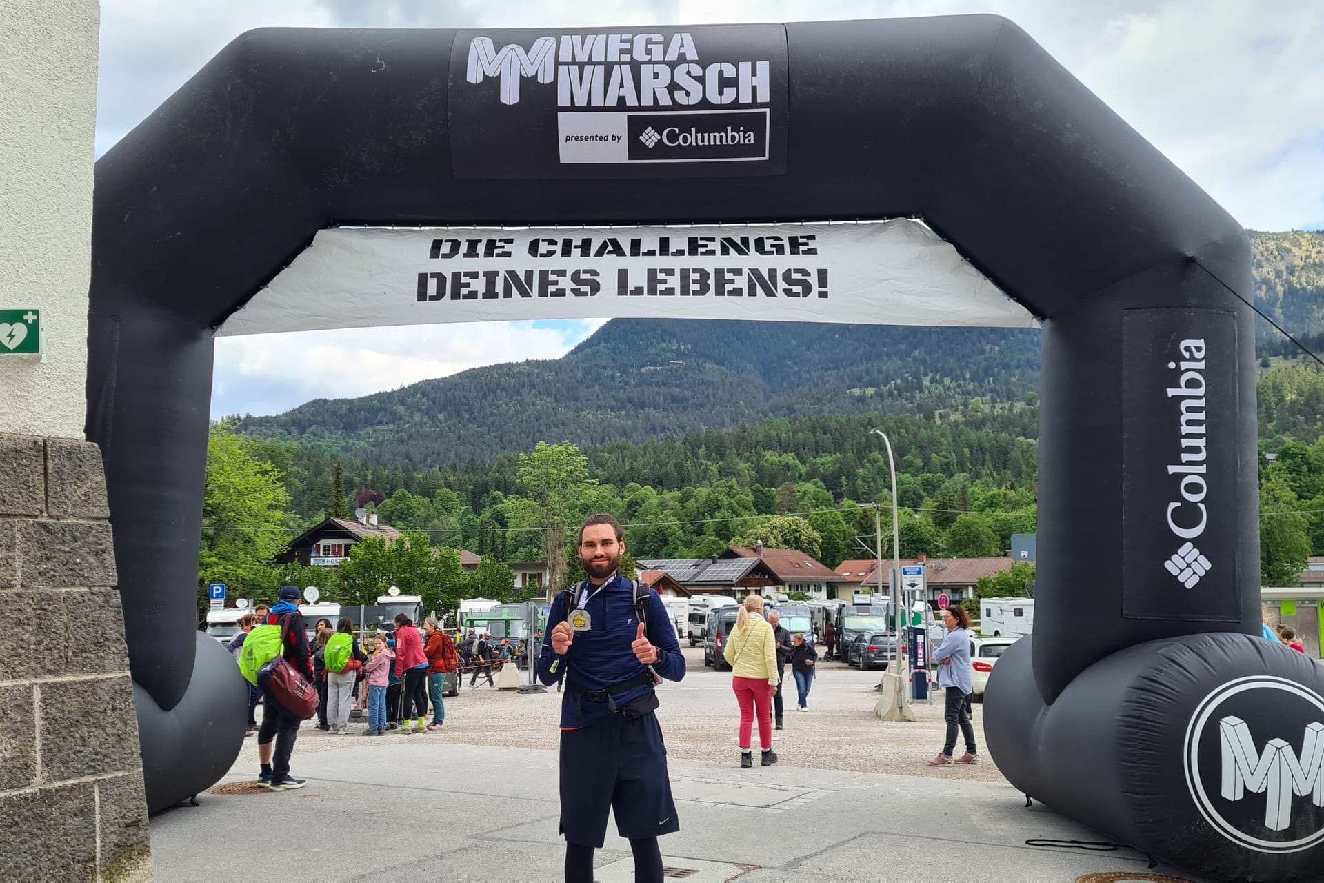 Endlich angekommen: Redakteur Sven Sartison im Ziel des Megamarschs von München nach Garmisch-Partenkirchen.
