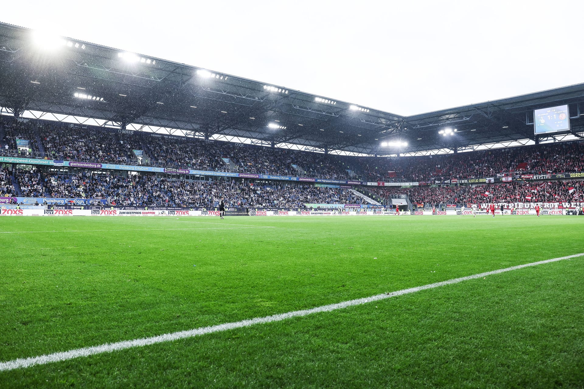 Das Stadion in Duisburg: Die Partie war restlos ausverkauft.