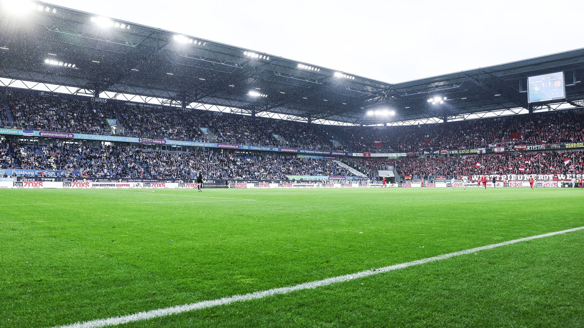 Das Stadion in Duisburg: Die Partie war restlos ausverkauft.