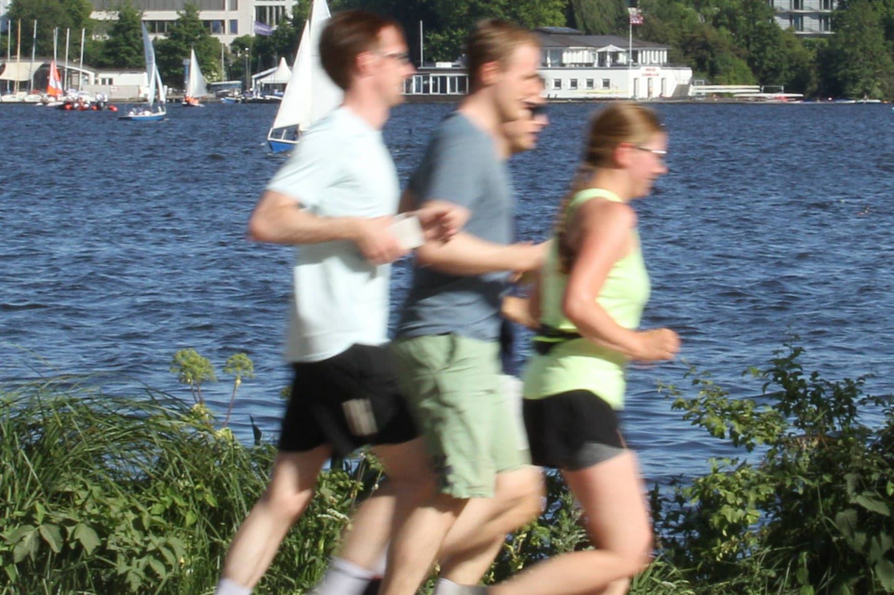 Eine Gruppe von Joggern und Joggerinnen läuft an der Außenalster entlang (Symbolbild): Am Sonntag findet in Hamburg der "Lauf gegen Rechts" statt. Eine Gruppe von Joggern und Joggerinnen läuft an der Außenalster entlang (Symbolbild): Am Sonntag findet in Hamburg der "Lauf gegen Rechts" statt.