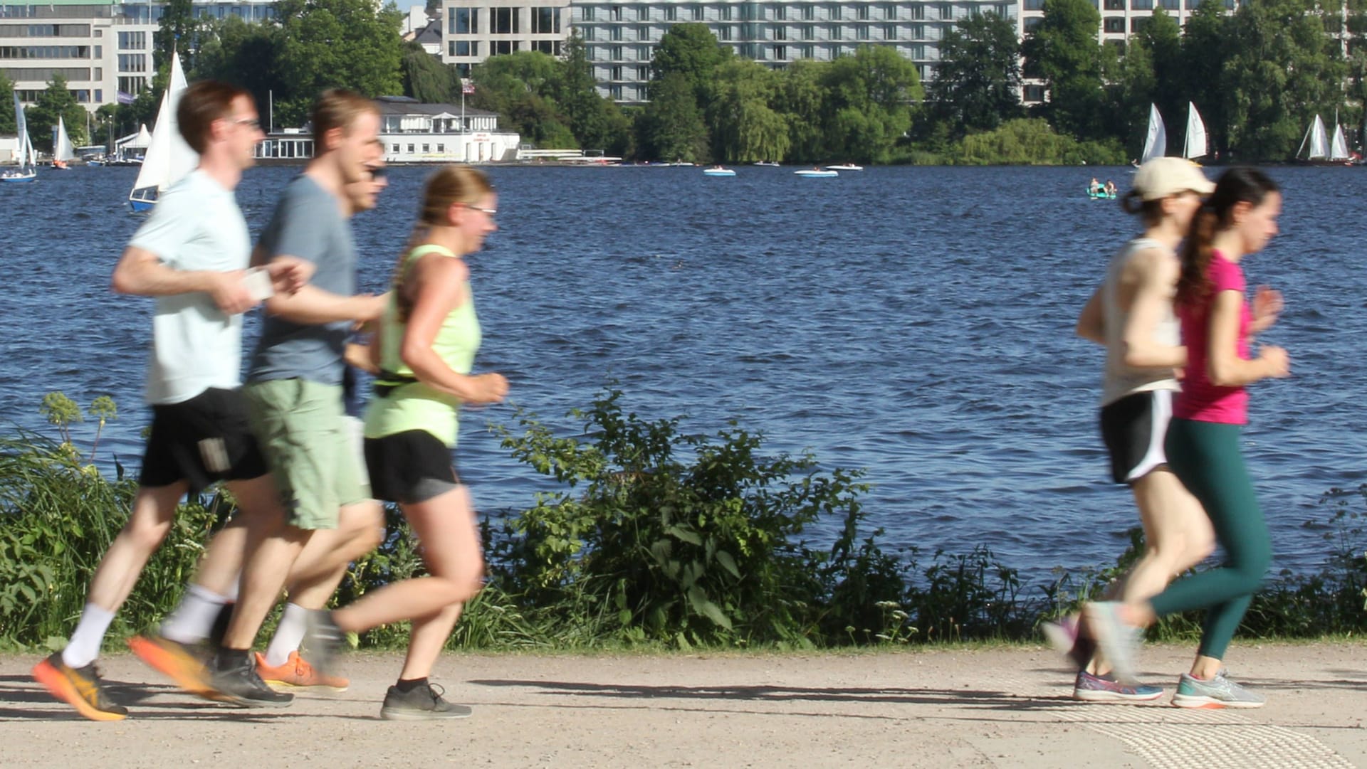 Eine Gruppe von Joggern und Joggerinnen läuft an der Außenalster entlang (Symbolbild): Am Sonntag findet in Hamburg der "Lauf gegen Rechts" statt. Eine Gruppe von Joggern und Joggerinnen läuft an der Außenalster entlang (Symbolbild): Am Sonntag findet in Hamburg der "Lauf gegen Rechts" statt.