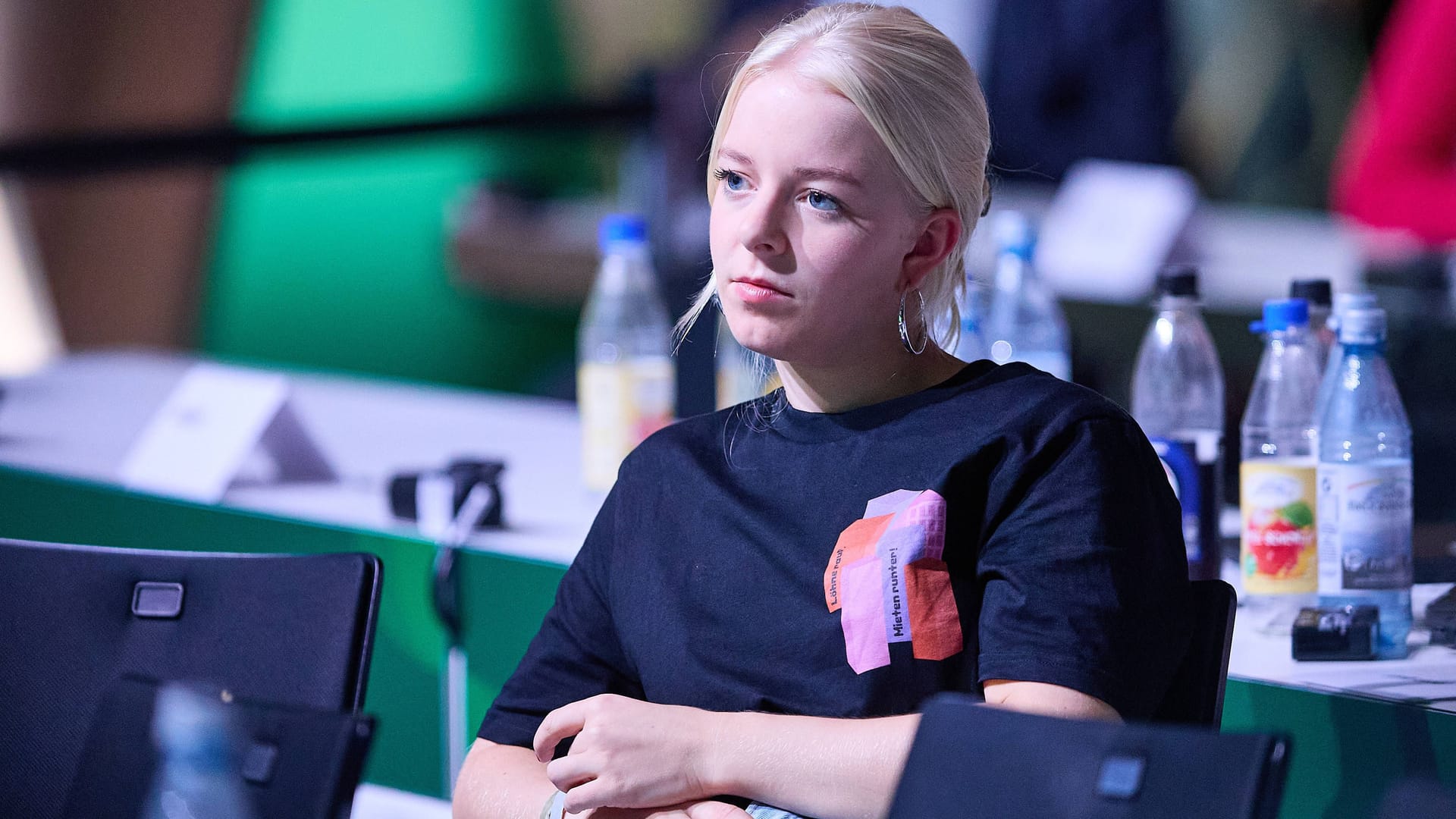 Grünen-Politikerin Jette Nietzard bei der Bundesdelegiertenkonferenz ihrer Partei (Archivfoto): In der Partei ist ein Streit um einen ihrer Pullover entbrannt. Grünen-Politikerin Jette Nietzard bei der Bundesdelegiertenkonferenz ihrer Partei (Archivfoto): In der Partei ist ein Streit um einen ihrer Pullover entbrannt.