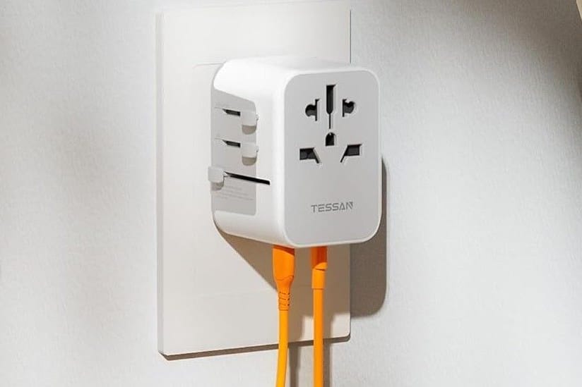Ein Reiseadapter wie das Modell von Tessan kann sich im Urlaub als nützlicher Helfer erweisen.