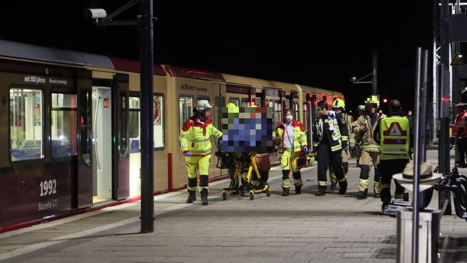 Rettungseinsatz auf dem S-Bahnhof Köpenick: Der Mann wurde offenbar lebensgefährlich verletzt.