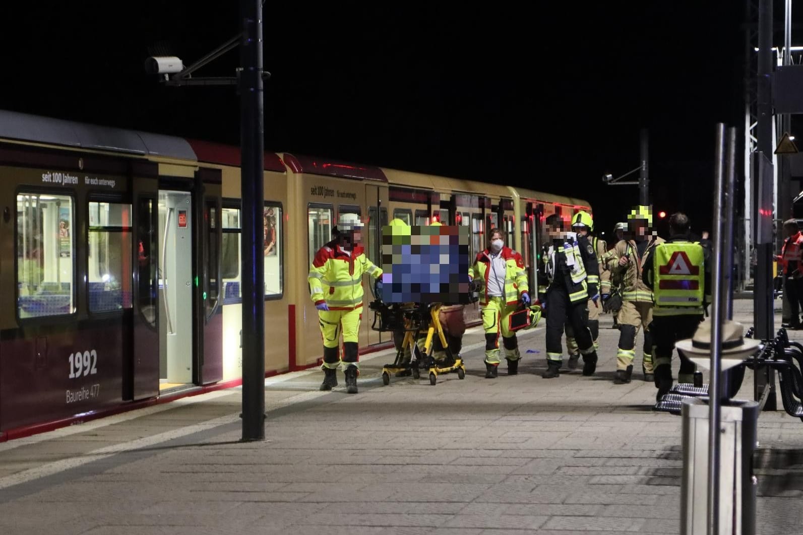 Rettungseinsatz auf dem S-Bahnhof Köpenick: Der Mann wurde offenbar lebensgefährlich verletzt.