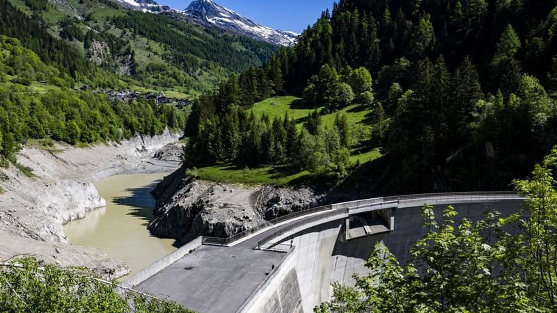 Ein Blick auf den abgelassenen Ferdener Stausee in Ferden.
