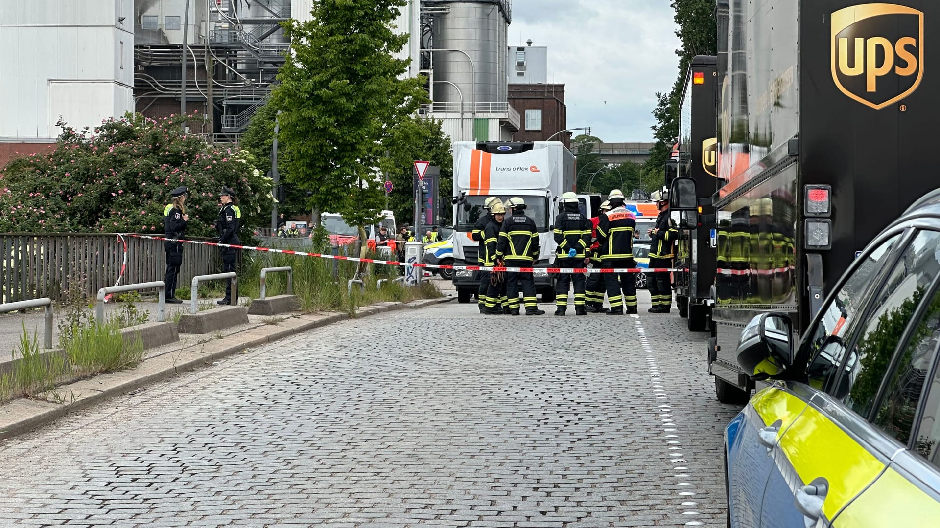 Einsatzkräfte stehen am Unfallort: In Hammerbrook wurde ein Radfahrer bei einem mutmaßlichen Abbiegeunfall lebensgefährlich verletzt.