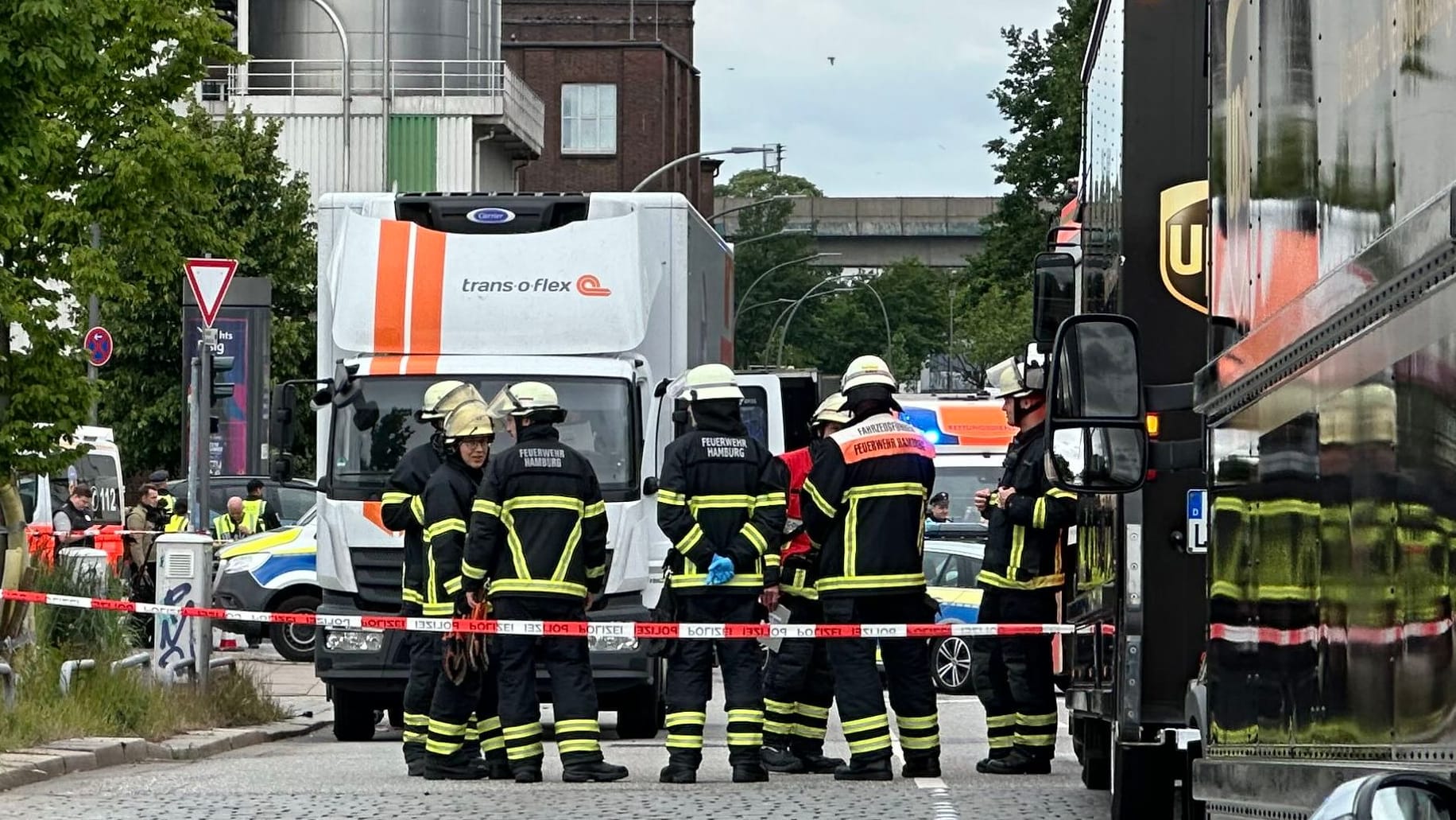 Einsatzkräfte stehen am Unfallort: In Hammerbrook wurde ein Radfahrer bei einem mutmaßlichen Abbiegeunfall lebensgefährlich verletzt.