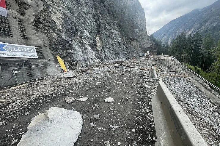 Felsbrocken auf dem Reschenpass: In Tirol bleibt eine wichtige Passstraße gesperrt. Felsbrocken auf dem Reschenpass: In Tirol bleibt eine wichtige Passstraße gesperrt.