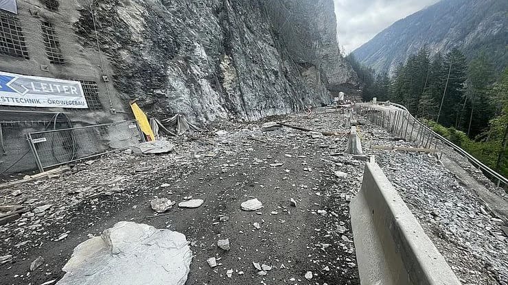 Felsbrocken auf dem Reschenpass: In Tirol bleibt eine wichtige Passstraße gesperrt.