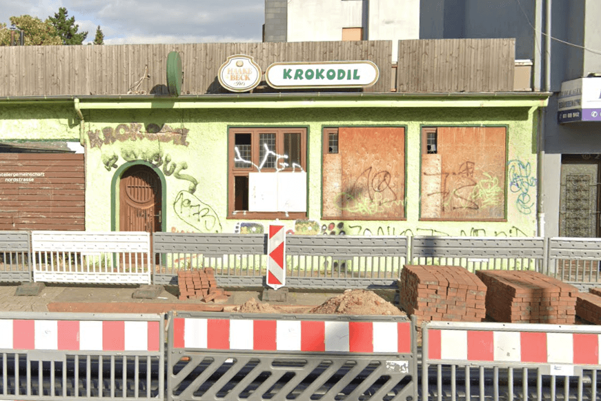 Das Bremer "Krokodil" mit Baustelle (Archivbild): Das Gebäude steht zum Abriss und das Grundstück zum Verkauf.