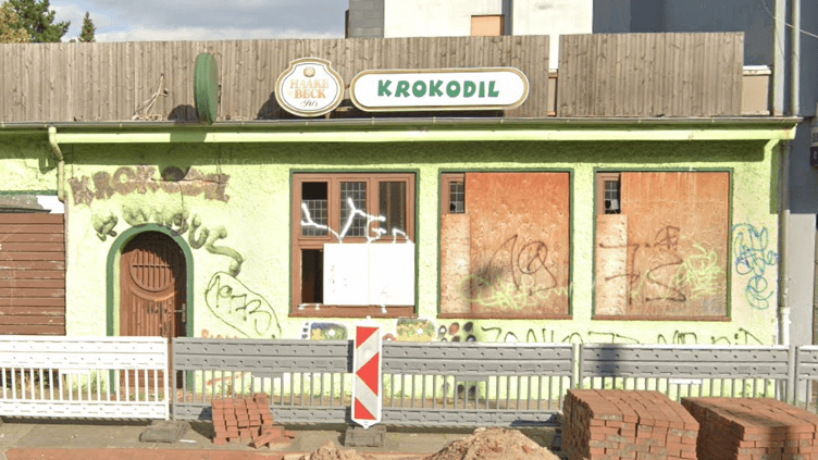 Das Bremer "Krokodil" mit Baustelle (Archivbild): Das Gebäude steht zum Abriss und das Grundstück zum Verkauf.