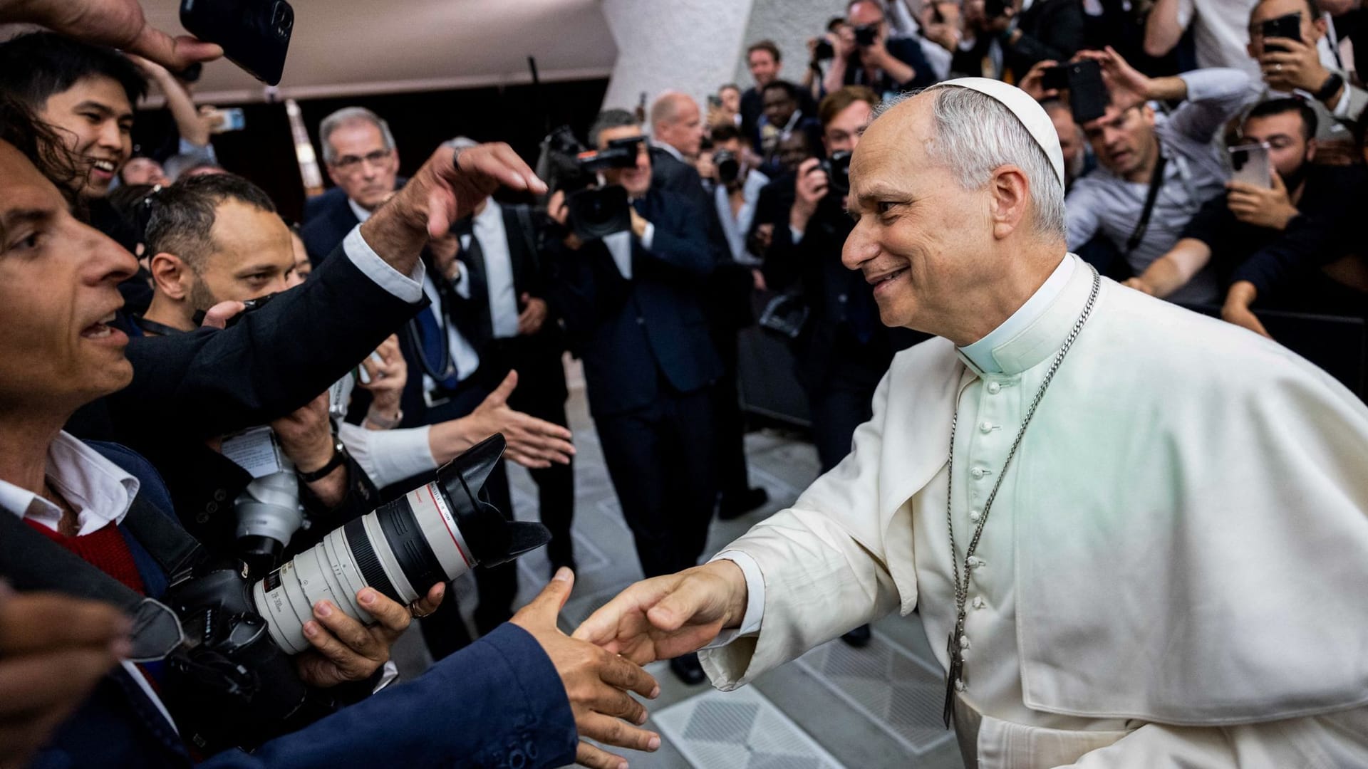 Papst Leo XIV. bei einem Treffen mit Medienvertretern im Vatikan. Papst Leo XIV. bei einem Treffen mit Medienvertretern im Vatikan.