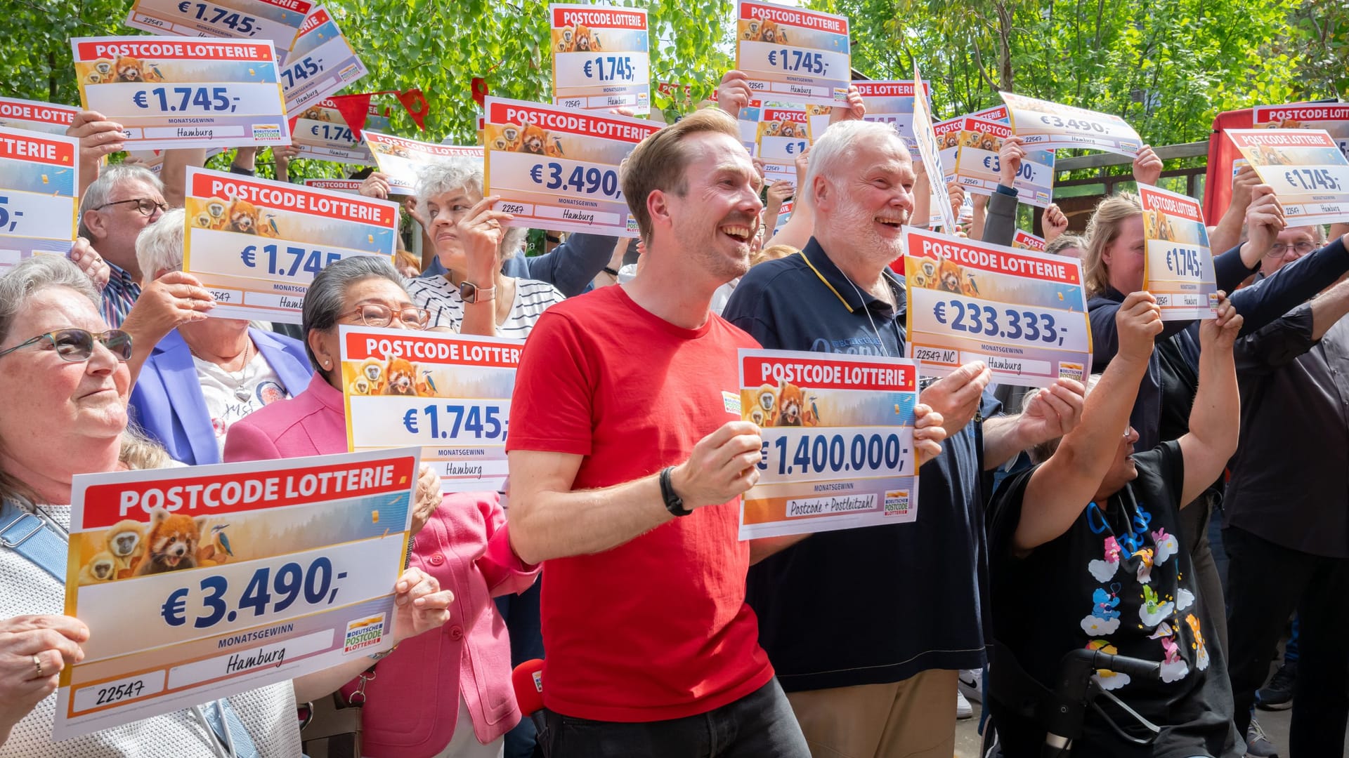 Riesenjubel in Hamburg: 303 Gewinnerinnen und Gewinner jubeln über 1,4 Millionen Euro.