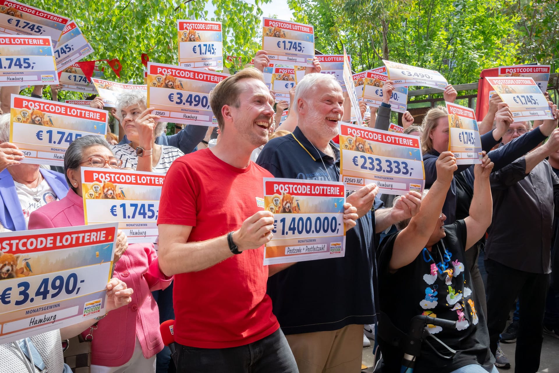 Riesenjubel in Hamburg: 303 Gewinnerinnen und Gewinner jubeln über 1,4 Millionen Euro.